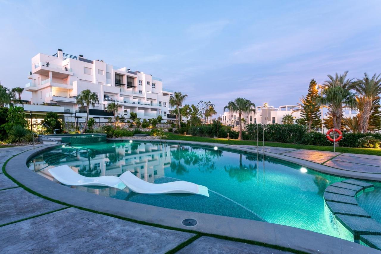 Nice 2 Bedroom Bali Apartment With Sea Views Torrevieja Ngoại thất bức ảnh
